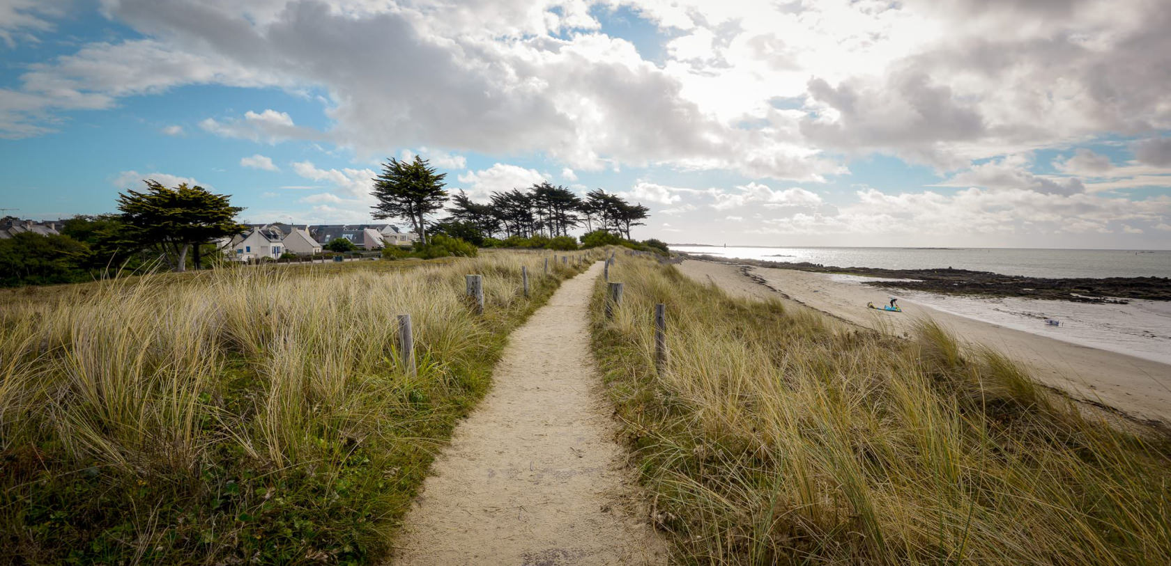 Chemin sur la dune, plage de Kerguelen à Larmor-Plage