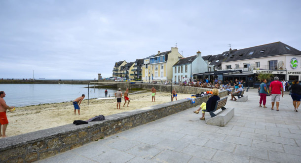 Le petit port de Lomener et ses terrasses à Ploemeur