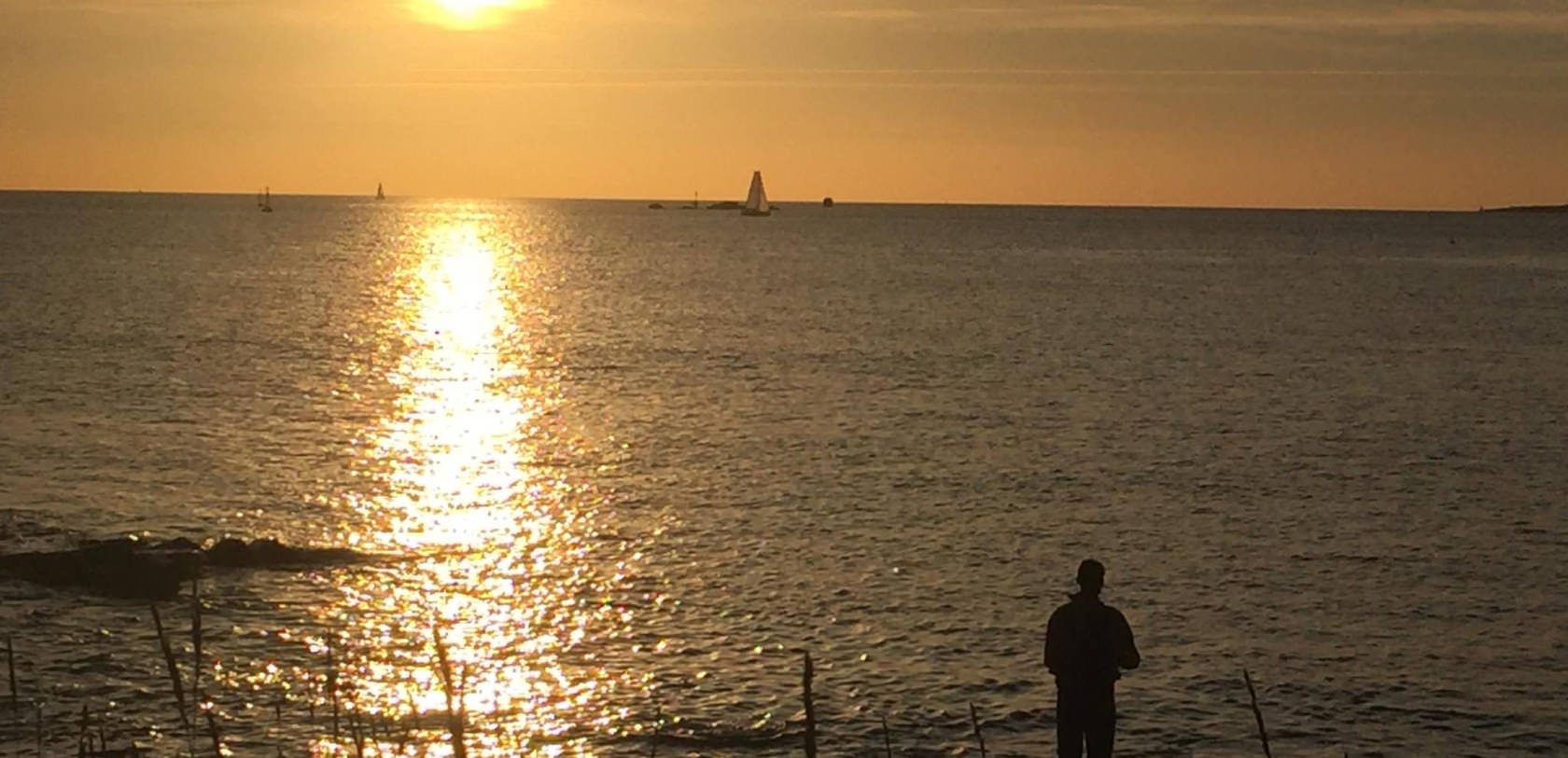 Pêcheur à la ligne le soir à la Pointe des Saisies à Gâvres