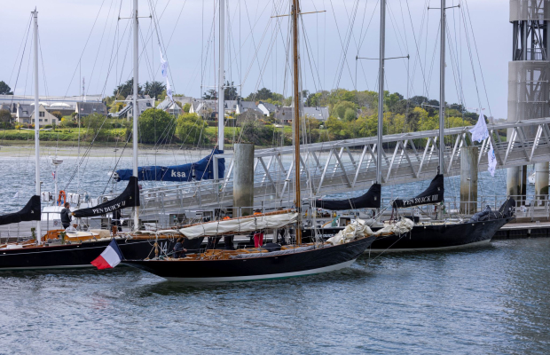 Pen Duick 1, 2 et 3 au ponton de la Cité de la Voile Eric Tabarly pendant le village de course The Transat CIC à Lorient La Base (Morbihan)
