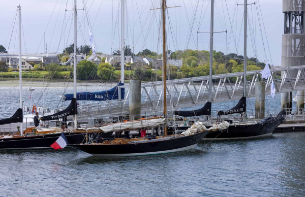 Pen Duick 1, 2 et 3 au ponton de la Cité de la Voile Eric Tabarly pendant le village de course The Transat CIC à Lorient La Base (Morbihan)