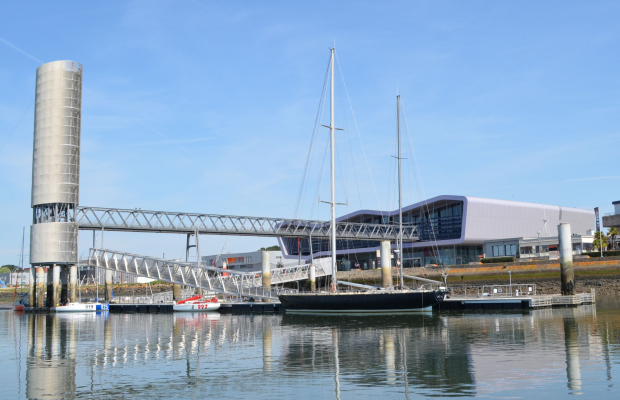 Pen Duick 6, bateau d'Eric Tabarly amarré au ponton de la Cité de la Voile à Lorient La Base (Morbihan)