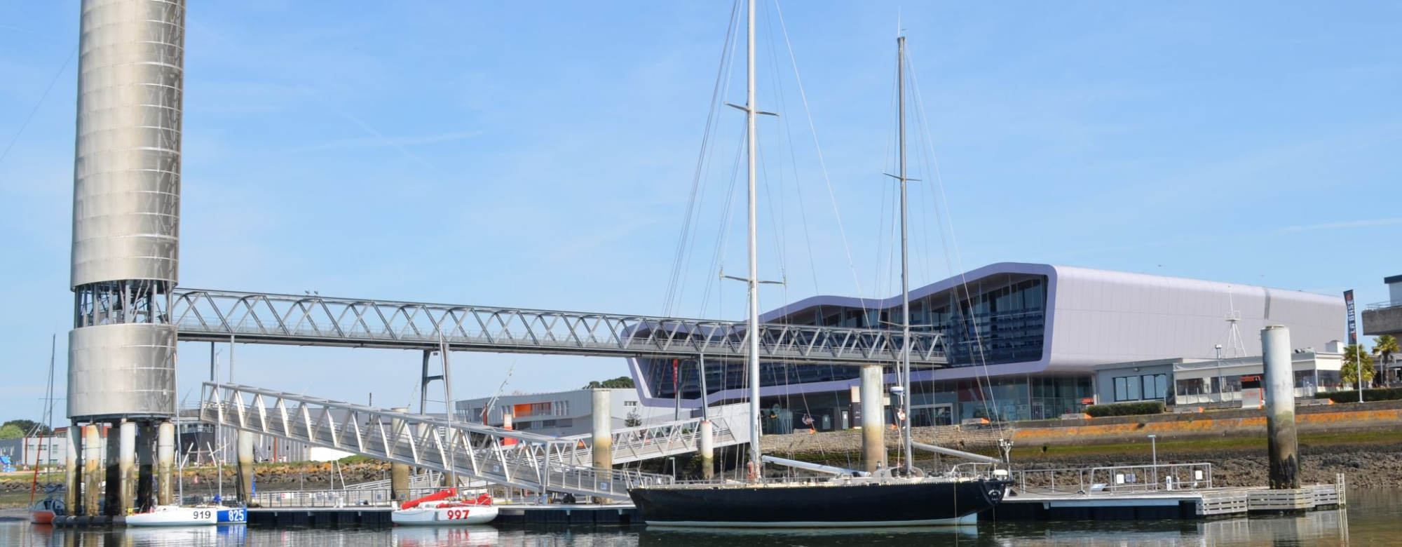 Pen Duick 6, bateau d'Eric Tabarly amarré au ponton de la Cité de la Voile à Lorient La Base (Morbihan)