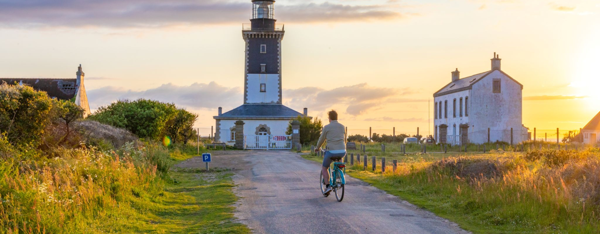 Phare de Pen Men au coucher de soleil, sur l'île de Groix (Morbihan)
