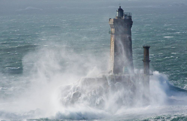 Vagues sur le phare de la Vieille à la pointe du Raz, vue depuis Plogoff (Finistère, Bretagne Sud)