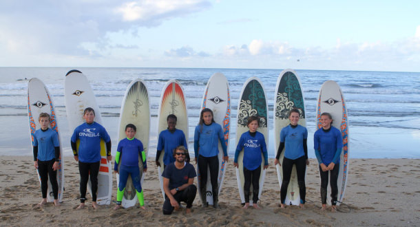 Photo de groupe de l'école de surf de Bretagne, Ploemeur