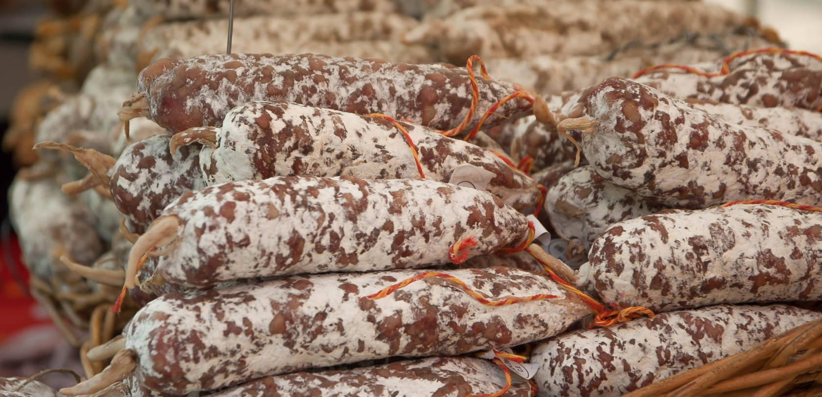 © Pixabay. Panier de saucissons. Panier de saucissons