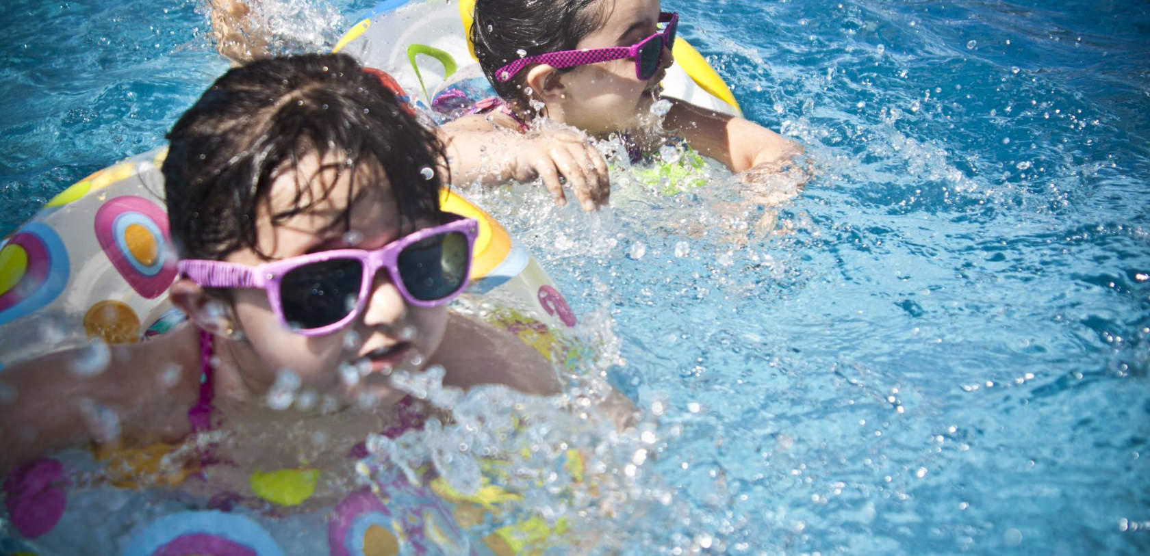 enfants à la piscine