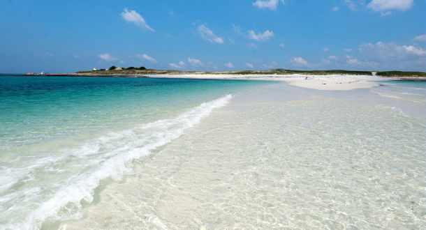 Plage de l'Ile Saint-Nicolas et tombolo entre l'Ile Saint-Nicolas et Ile de Bananec, à l'archipel des Glénan (Finistère) - ©Emmanuel Berthier - CRTB