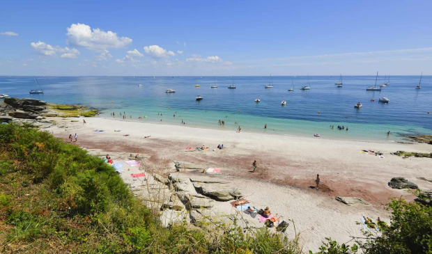 Plage du VVF et ses sables rouges sur l'île de Groix (Morbihan)