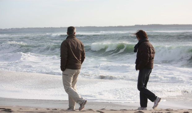 Promenade sur la plage des Kaolins en hiver, pendant une tempête à Ploemeur (Morbihan)