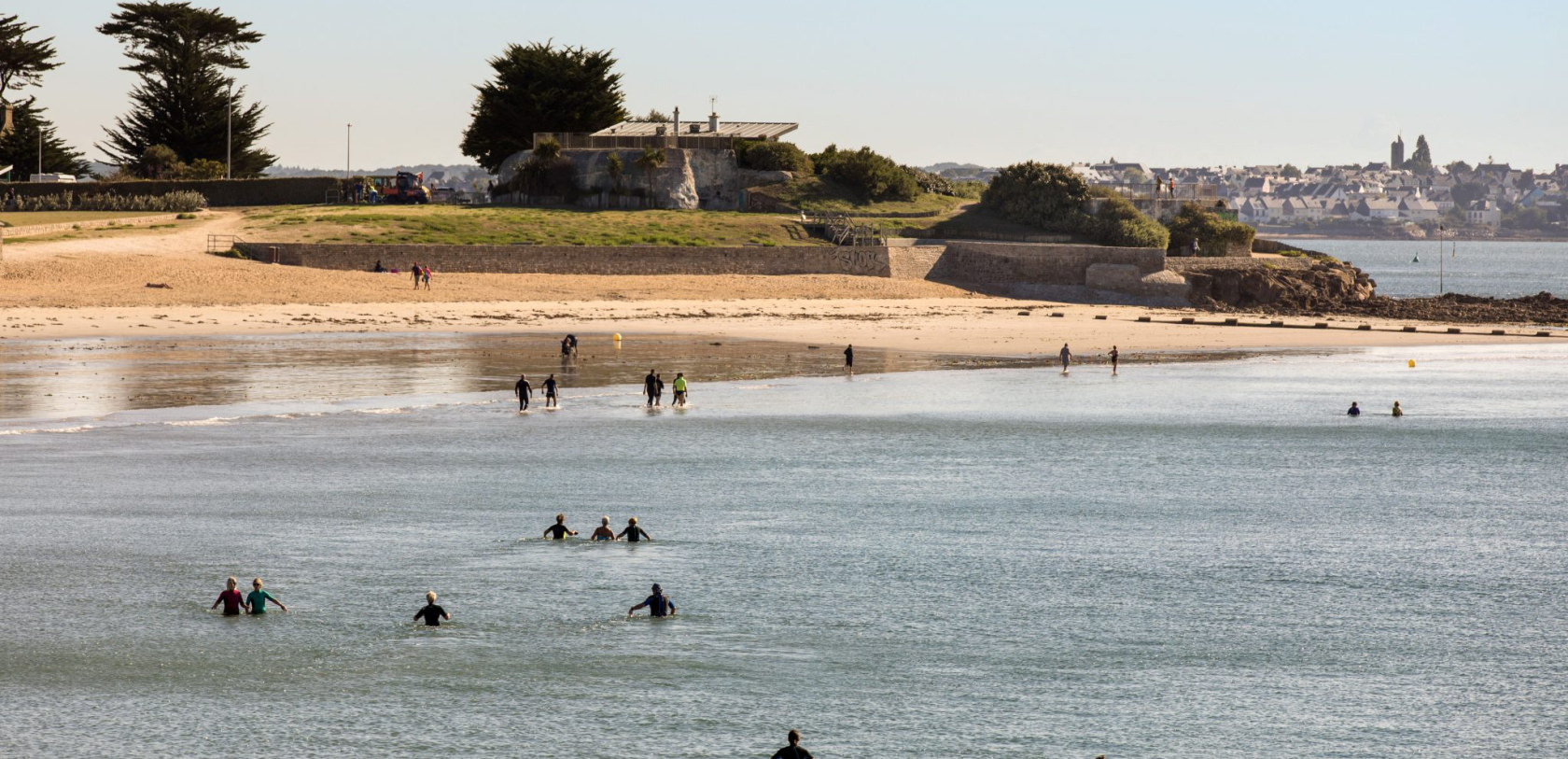 © Simon BOURCIER - Morbihan Tourisme. Marche aquatique sur la plage de Toulhars à Larmor-Plage. Marche aquatique sur la plage de Toulhars à Larmor-Plage