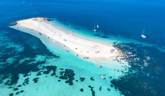 Plage de sable fin dans une île de l'archipel des Glénan, en Finistère Sud (Bretagne)