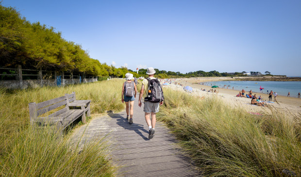 Randonnée sur le littoral, le long de la plage de l'Anse du Stole à Ploemeur (Morbihan)