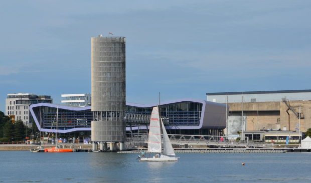 Vue du plan d'eau devant Lorient La Base, avec la Cité de la Voile Eric Tabarly depuis Larmor-Plage (Morbihan)