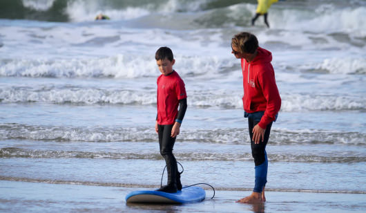 Enfant apprenant le surf, Ploemeur