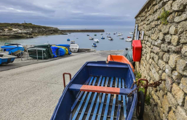 Barque sur la jetée du port de Kerroc'h à Ploemeur.