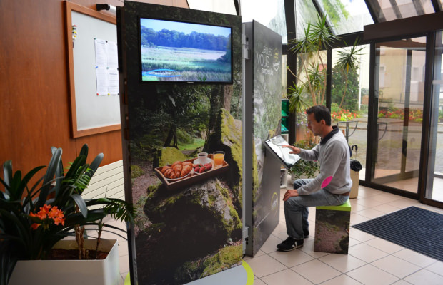 Consultation de l'écran interactif d'un Point i-mobile à Lorient Bretagne Sud.