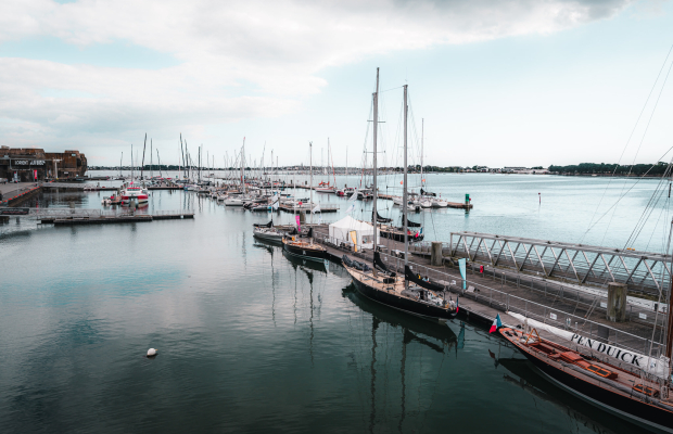 Les Pen Duick d'Eric Tabarly amarrés au ponton de la Cité de la Voile à Lorient La Base (Morbihan)