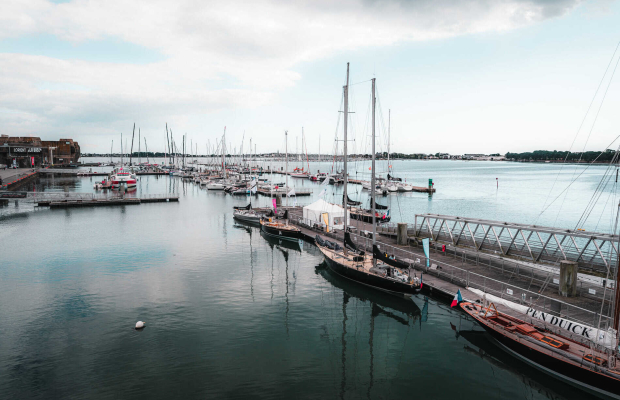 Les Pen Duick d'Eric Tabarly amarrés au ponton de la Cité de la Voile à Lorient La Base (Morbihan)