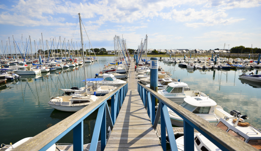 Descente sur les pontons du port de plaisance de la Pointe à Port-Louis (Morbihan)