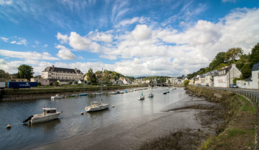 Hennebont et son port sur le Blavet.