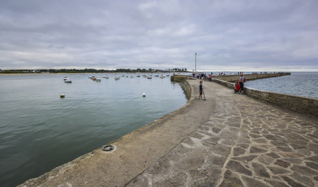 Grande cale et digue du port de Lomener à Ploemeur (Morbihan)