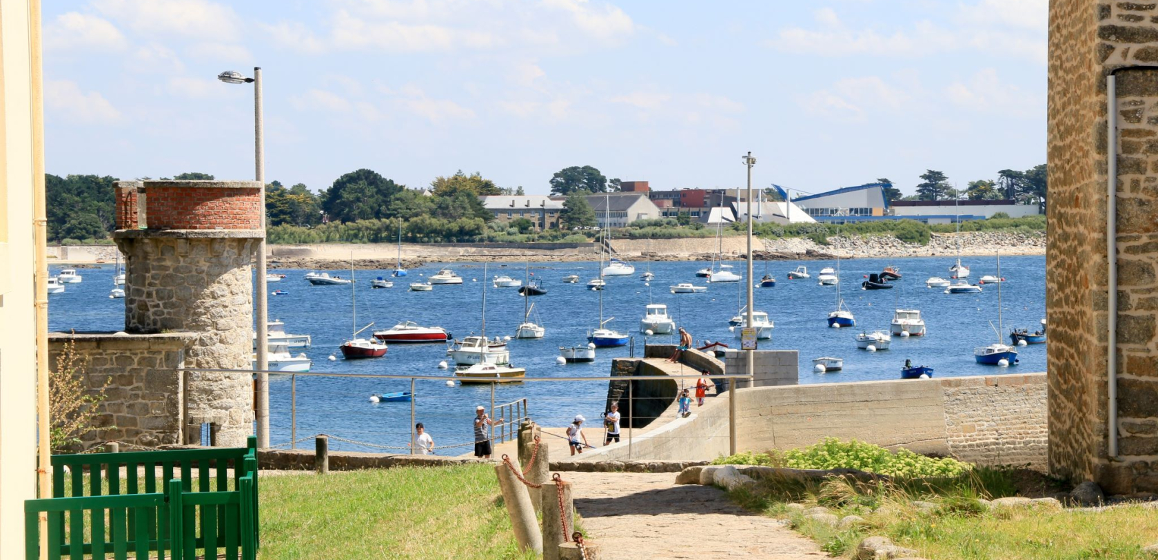 Bateaux en mouillage et digue au petit port de Lomener à Ploemeur (Morbihan)