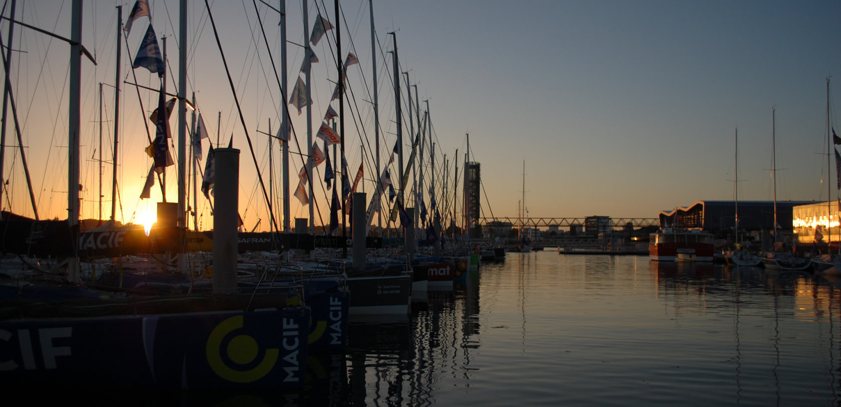 Le port de Lorient La Base au coucher de soleil.