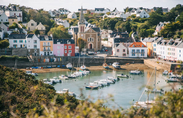 Vue sur le port de Sauzon à Belle-Île, dans le Morbihan (Bretagne Sud)