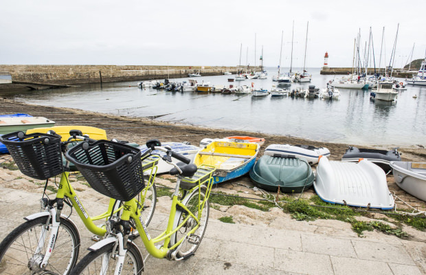 Vélos jaunes sur le port, Port-Tudy Groix.