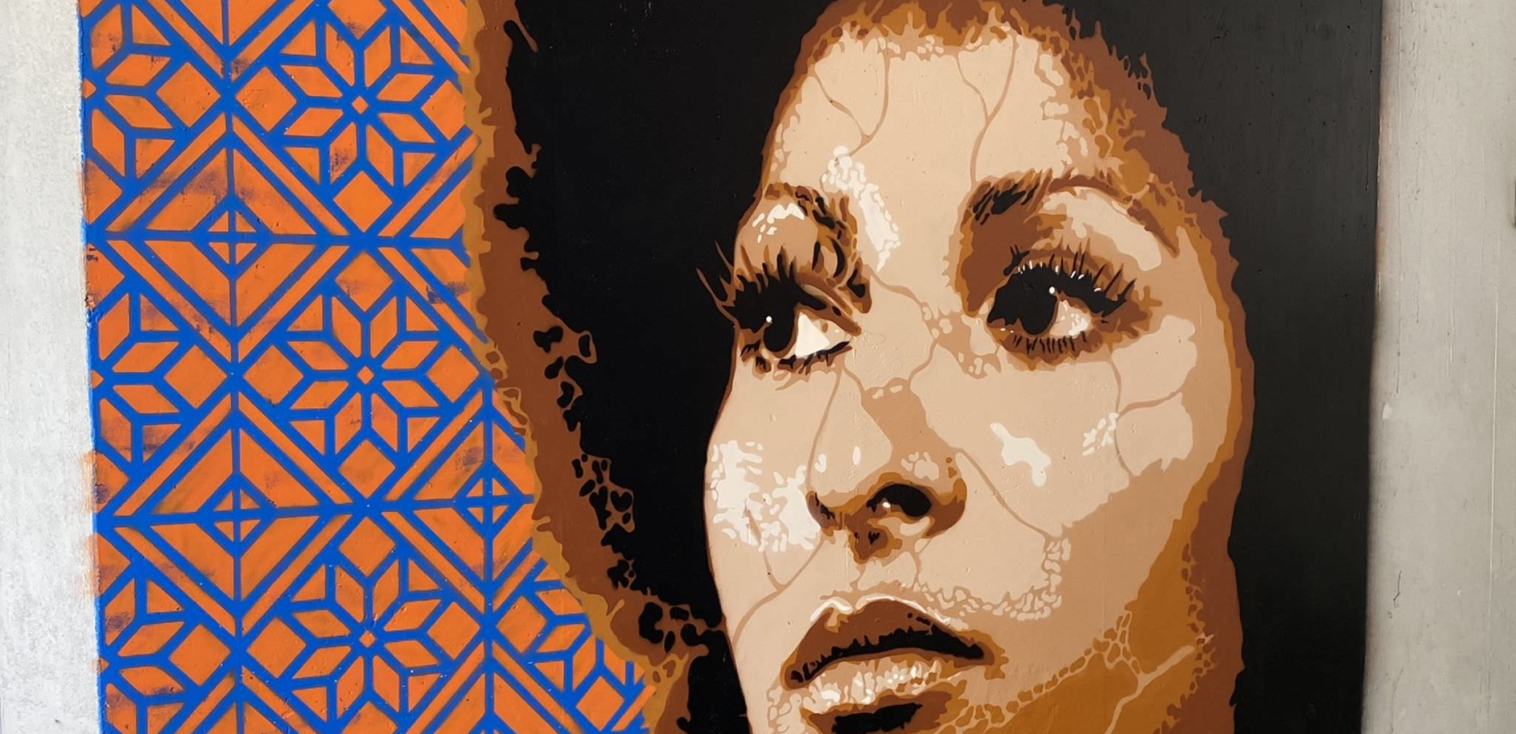 Portrait de Pam Grier, pochoir du street artiste Raf Urban dans le centre-ville de Lorient (Morbihan)