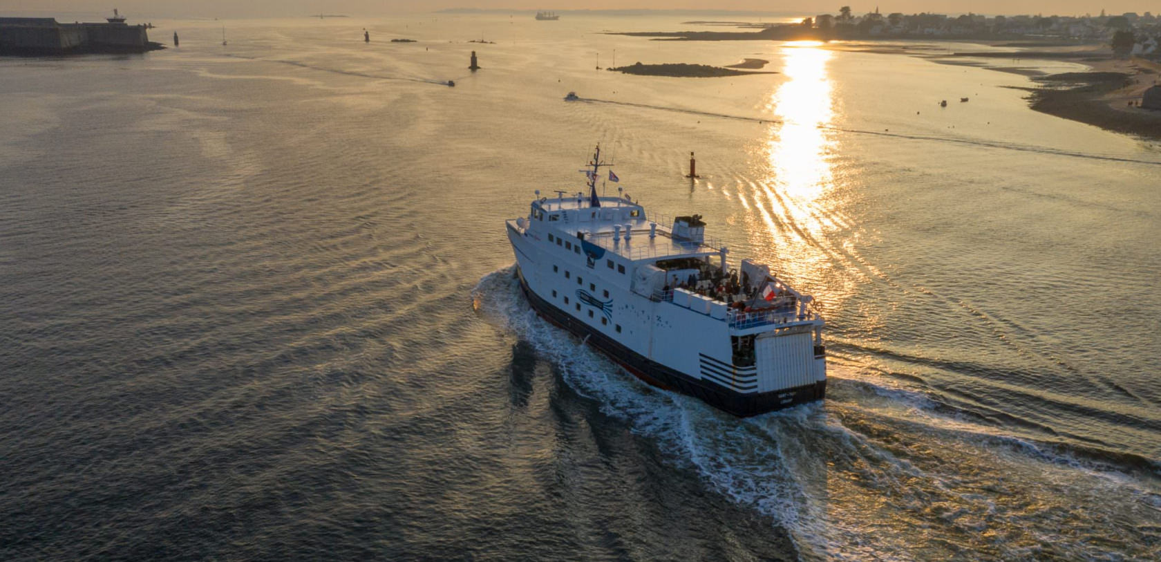 Bateau traversée vers l'Île de Groix dans la rade de Lorient, au coucher de soleil (Morbihan)