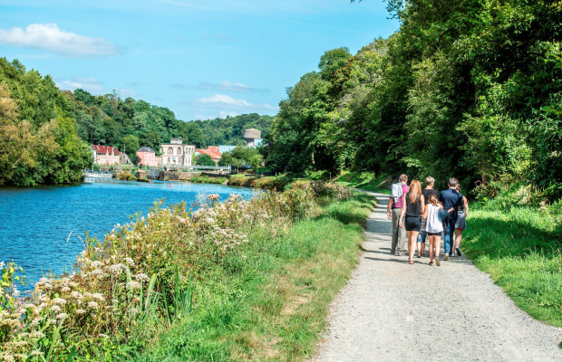 balade à pied en famille sur le halage du Blavet écluse des forges à Lochrist