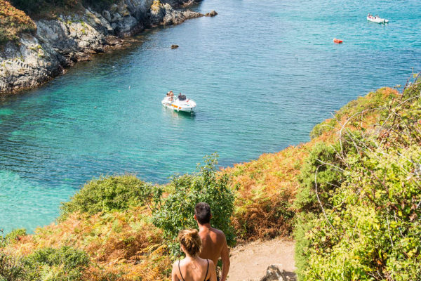 Randonnée pédestre en amoureux sur l'Ile de Groix