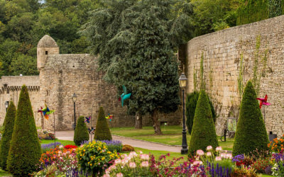 Jardins fleuris devant les remparts de la ville d'Hennebont (Morbihan)