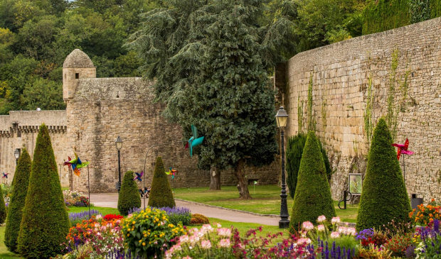 Jardins fleuris devant les remparts de la ville d'Hennebont (Morbihan)