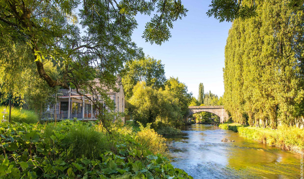 Sur le site du Moulin des Princes à Pont-Scorff, un restaurant accueille dans un cadre bucolique.