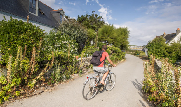 A vélo sur les petites routes de l'île de Groix.
