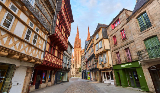 Ruelle, maisons médiévales et Cathédrale Saint-Corentin à Quimper (Finistère, Bretagne Sud)