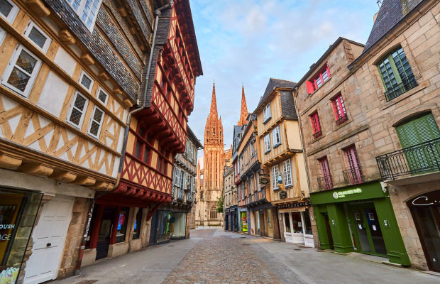 Ruelle, maisons médiévales et Cathédrale Saint-Corentin à Quimper (Finistère, Bretagne Sud)