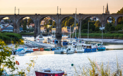 Le viaduc d'Hennebont et son petit port sur le Blavet (Morbihan)