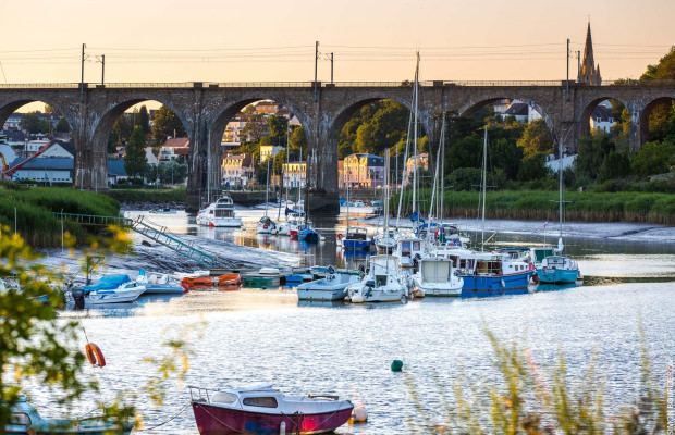 Le viaduc d'Hennebont et son petit port sur le Blavet (Morbihan)