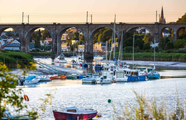 Le viaduc d'Hennebont et son petit port sur le Blavet (Morbihan)