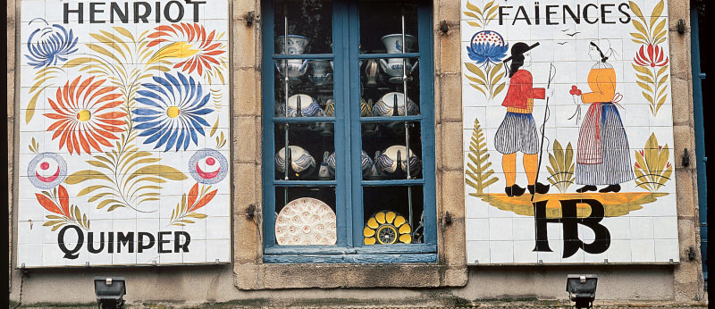 Devanture et façade de la faïencerie Henriot à Quimper (Finistère, Bretagne Sud)