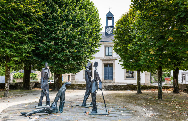 Exposition de sculptures de Pierre de Grauw place de la Maison des Princes dans le centre de Pont-Scorff.