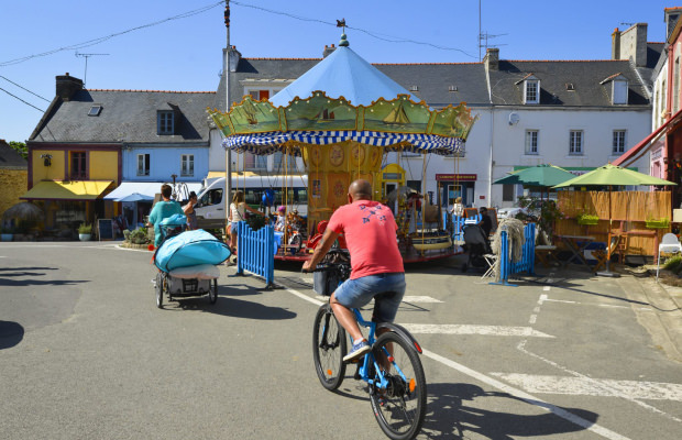 Se déplacer à vélo au bourg sur l'Ile de Groix (Morbihan)