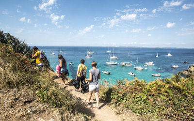 Randonnée sur le sentier côtier à l'île de Groix (Morbihan)