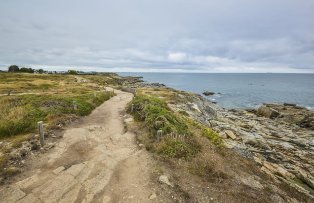 Ploemeur, sentier douanier dans la zone naturelle du Talud