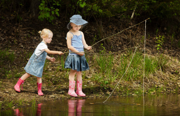 Des enfants pêchent dans la rivière du Scorff.